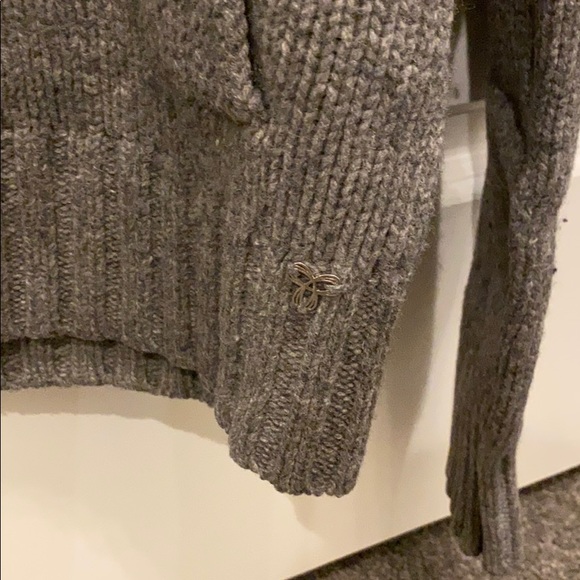 TNA sweater in GUC - Picture 4 of 6